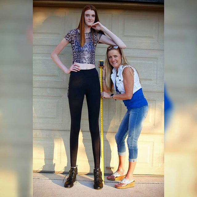 Meet The Tallest Woman Maci Currin Wiki Bio Height Age Net Worth Career Tiktok Disease