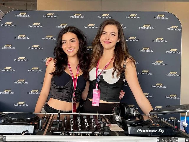 Andrea Botez and her sister
