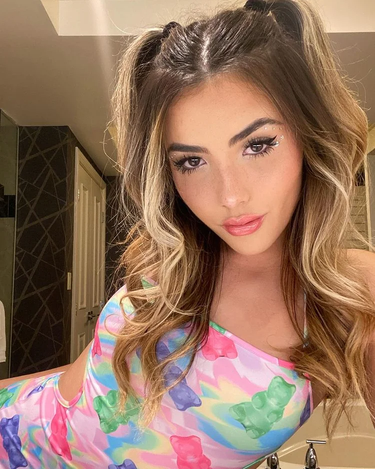 Andrea Botez in front view